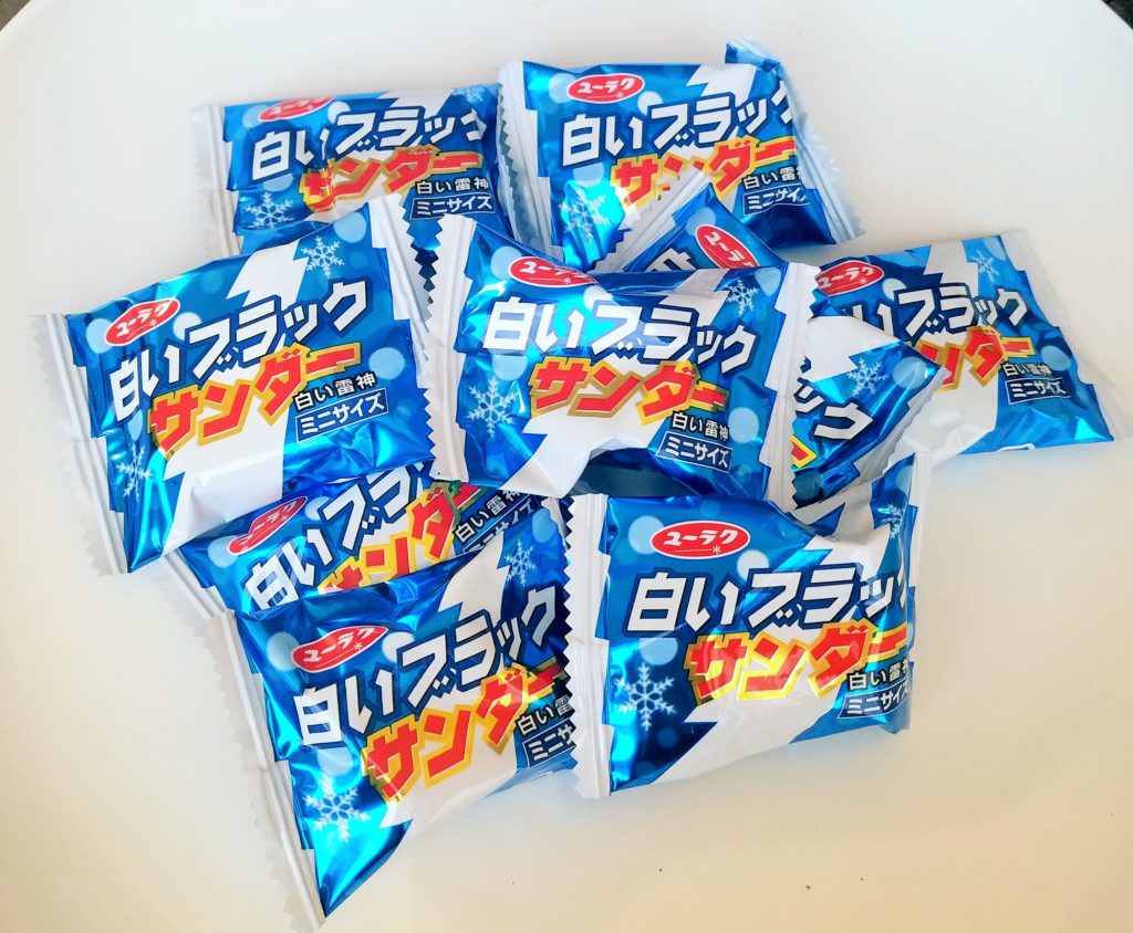 北海道限定「白いブラックサンダー」をばらまき菓子に。 viva!chocolate 北海道限定「白いブラックサンダー」をばらまき菓子に。 viva!chocolate